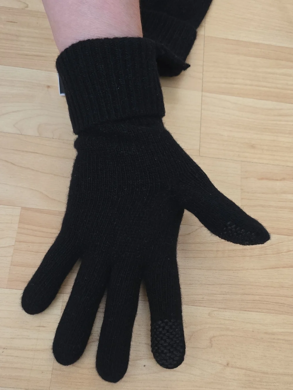 Aritzia Cashmere Exalt Tech Gloves100% Italian cashmere Black gloves